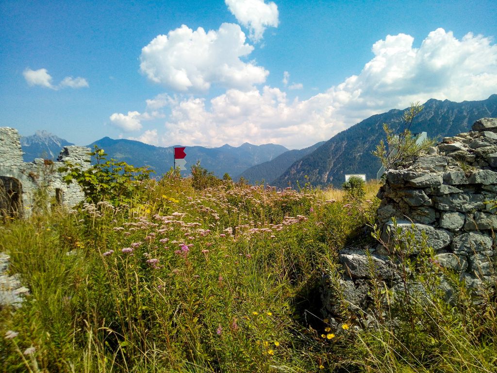 Festung Schlosskopf - Reutte - Ab dem Jahr 2000 erfuhr die ehemalige Festung eine grundlegend neue Bewertung. - © <a href="https://papa-wanderwolle.jimdofree.com/2020/10/06/burgenrunde-auf-dem-ehrenberg/" target="_blank">Wolfgang Berres auf papa.wanderwolle</a>